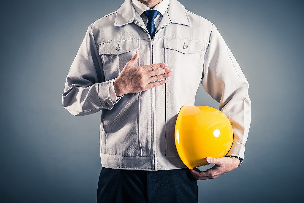 男性黄色のヘルメット
